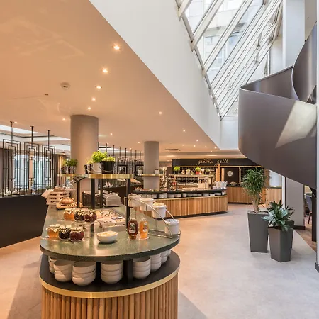 Отель Hilton Garden Frankfurt Centre 4*